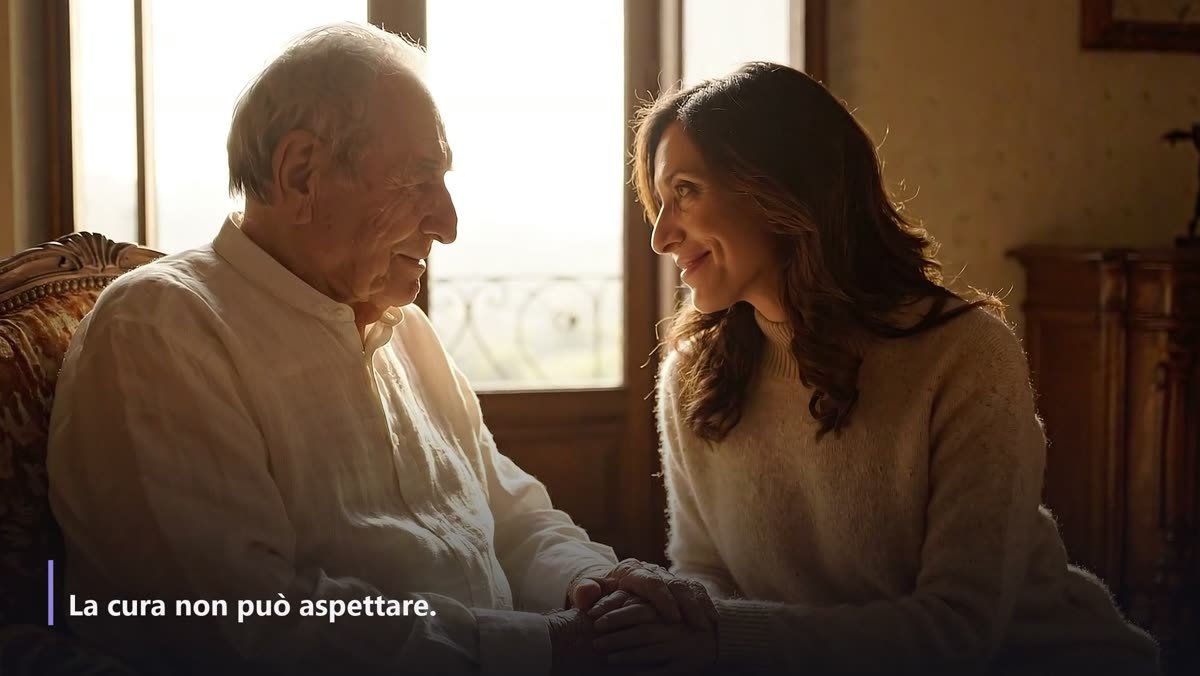 Padre anziano e figlia mano nella mano in attesa di una diagnosi